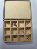 Boîte à compartiments contenant un lot de fournitures diverses pour mouvement FHF (roues, tiges, rochets, levier avec rubis) - FHF (Fabrique d'Ebauches de Fontainemelon) Original - FHF 67 / 62
