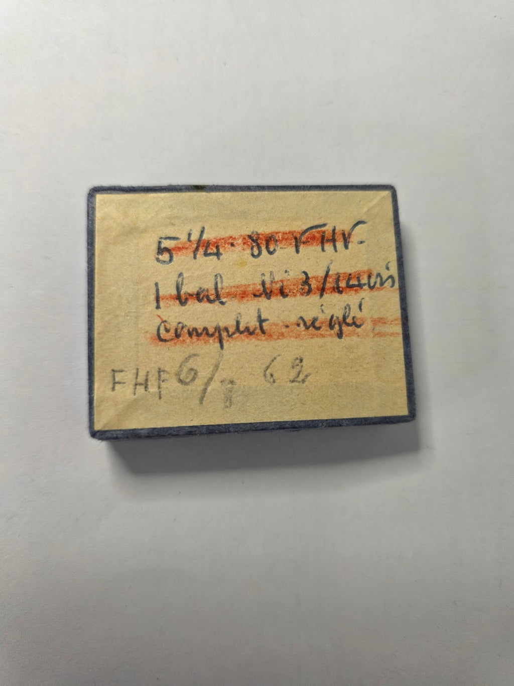 Boîte à compartiments contenant un lot de fournitures diverses pour mouvement FHF (roues, tiges, rochets, levier avec rubis) - FHF (Fabrique d'Ebauches de Fontainemelon) Original - FHF 67 / 62