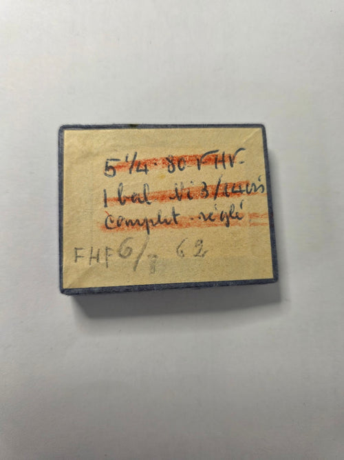 Boîte à compartiments contenant un lot de fournitures diverses pour mouvement FHF (roues, tiges, rochets, levier avec rubis) - FHF (Fabrique d'Ebauches de Fontainemelon) Original - FHF 67 / 62