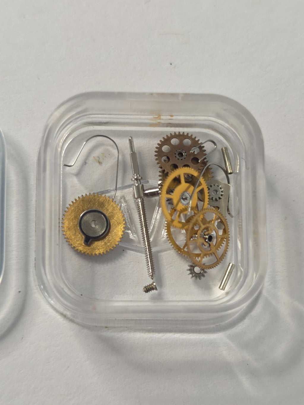 Boîte d'assortiment rigide de fournitures de mouvement (balancier-spiral, roues dorées, rochets, sautoir, pignons, vis) - ETA / LAVAL - ETA 2408 / 2472 (Réf. 2619/1)