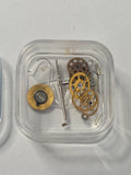 Boîte d'assortiment rigide de fournitures de mouvement (balancier-spiral, roues dorées, rochets, sautoir, pignons, vis) - ETA / LAVAL - ETA 2408 / 2472 (Réf. 2619/1)