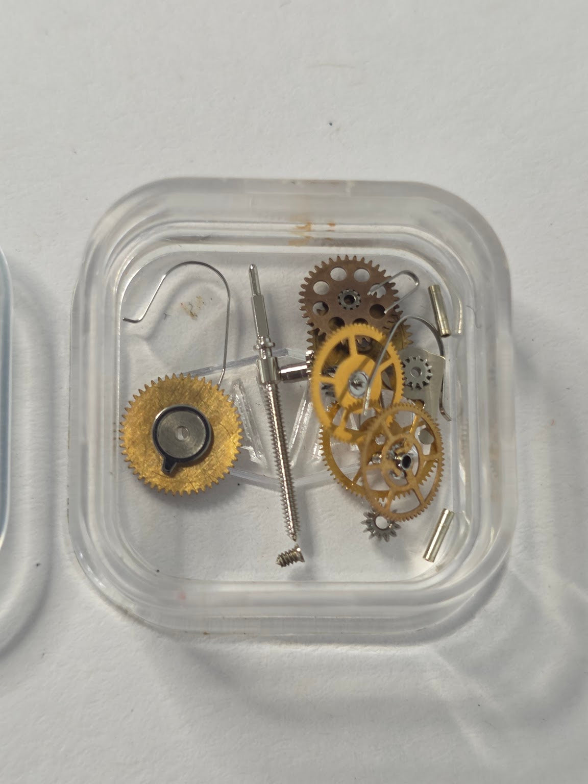 Boîte d'assortiment rigide de fournitures de mouvement (balancier-spiral, roues dorées, rochets, sautoir, pignons, vis) - ETA / LAVAL - ETA 2408 / 2472 (Réf. 2619/1)